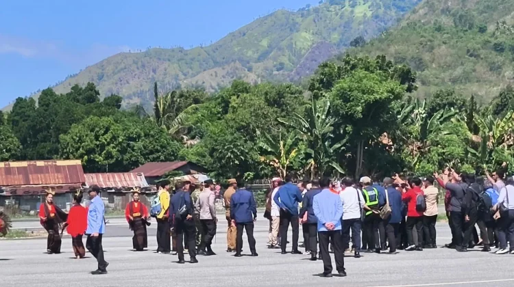 Wapres Gibran Diselempangi Tenun Ende Saat Tiba di Bandara Hasan Aroeboesman