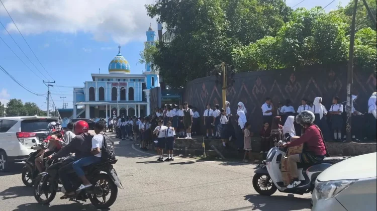 Antusias, Pelajar dan Masyarakat Sambut Kedatangan Wapres Gibran di Ende