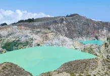 Pesona Tiga Warna Danau Kalimutu
