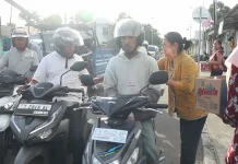DWP LPP RRI Ende Bagikan 200 Takjil di Simpang Lima