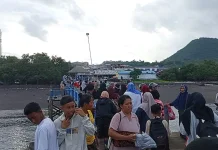 Arus Mudik di Pelabuhan Rakyat Mbongawani, Warga Hilir Mudik ke Pulau Ende