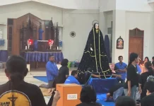 Khidmatnya Prosesi Cium Patung Tuan Ma, Peziarah Tumpahkan Devosi