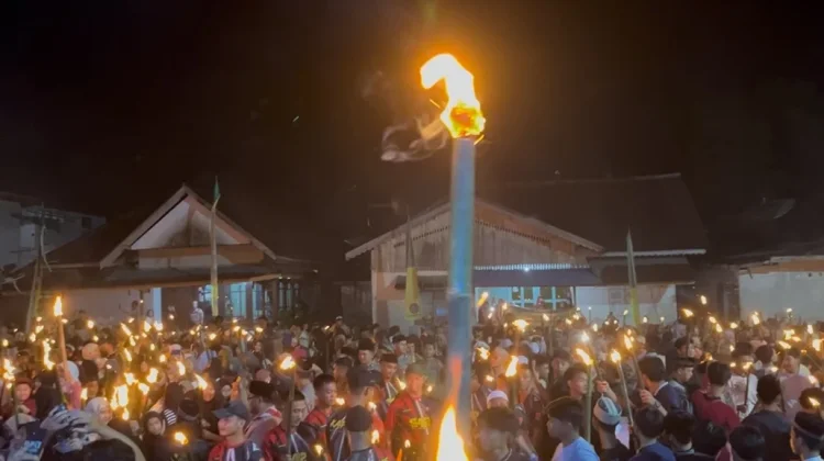 Sambut Ramadan, Ribuan Warga Sanggau Meriahkan Pawai Obor