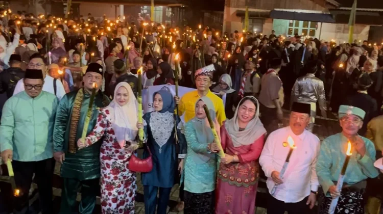 Sambut Ramadan, Ribuan Warga Sanggau Meriahkan Pawai Obor