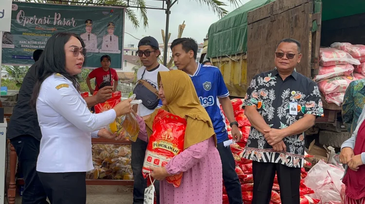 Antusias Warga Sanggau Serbu Pasar Murah Pemprov
