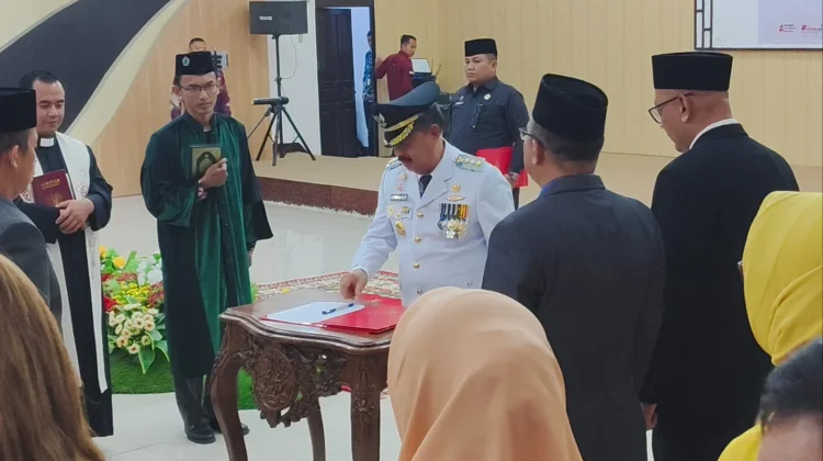 Bupati Ontot Segarkan 92 Jabatan di Pemkab Sanggau
