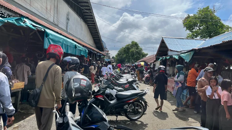 Menjelang Lebaran, Pasar Senggol Sanggau Dipadati Warga