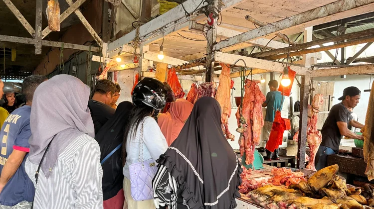 Menjelang Lebaran, Pasar Senggol Sanggau Dipadati Warga