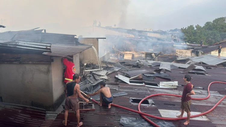 Sepuluh Ruko di Sosok Hangus Terbakar