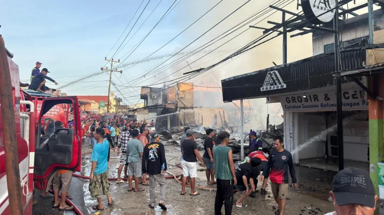 Sepuluh Ruko di Sosok Hangus Terbakar