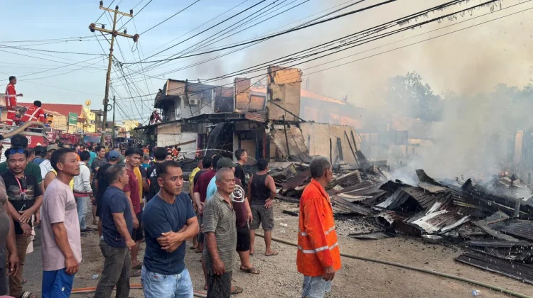 Sepuluh Ruko di Sosok Hangus Terbakar