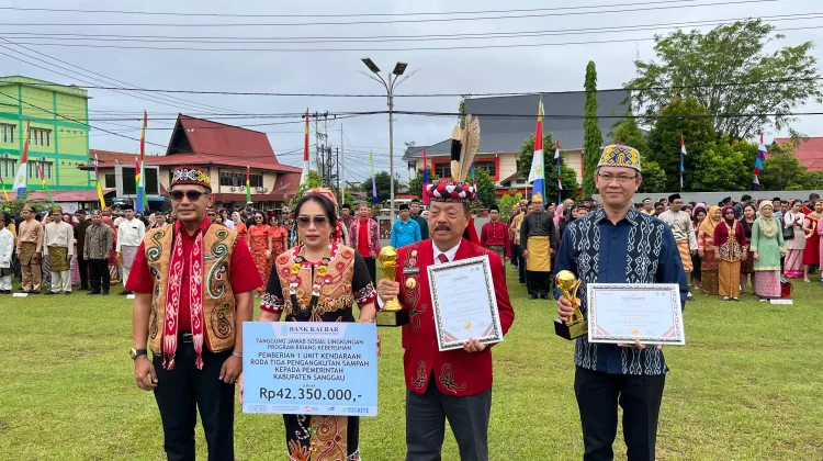 Keberagaman Baju Adat Warnai HUT Sanggau Ke-410