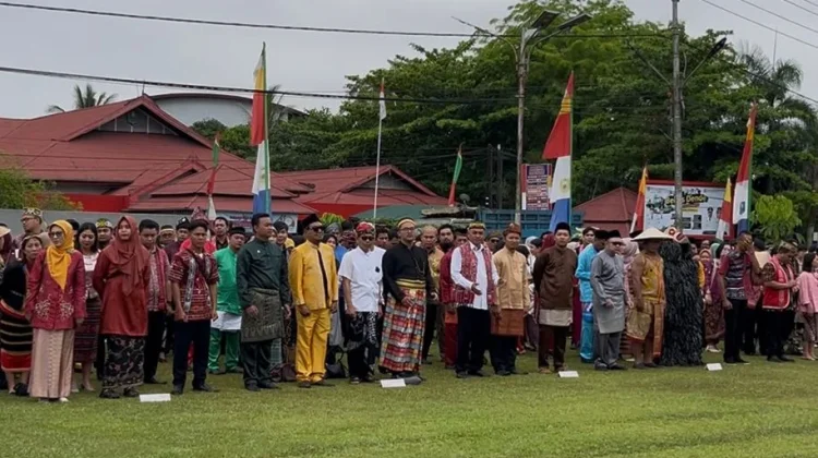 Keberagaman Baju Adat Warnai HUT Sanggau Ke-410
