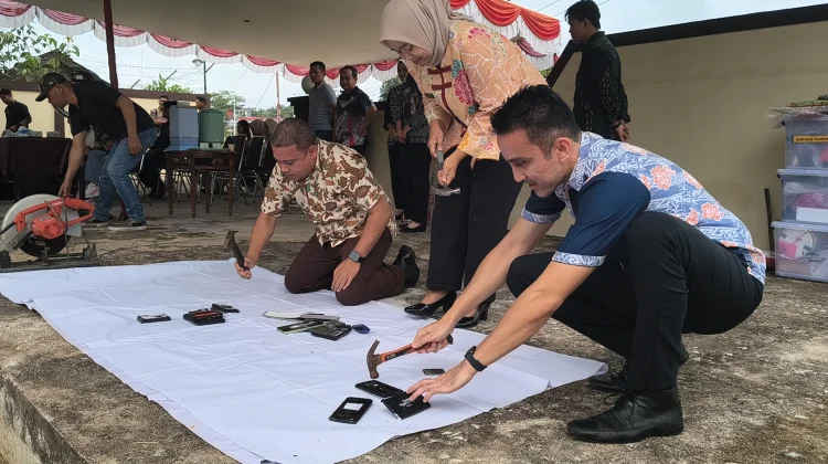 Kejari Sanggau Musnahkan Barang Bukti dari 51 Kasus Inkrah
