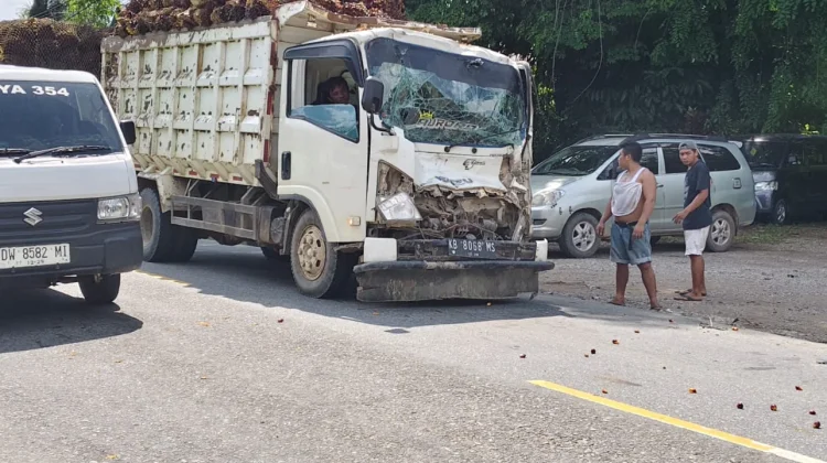 Truk Sawit Ringsek usai Kecelakaan di Sanggau