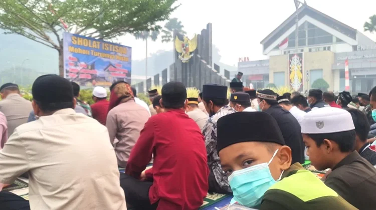 Memohon Hujan, Umat Muslim Perbatasan Gelar Salat Istisqa