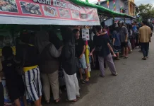 Hari Pertama Ramadan, Warga Sanggau Serbu Lapak Takjil
