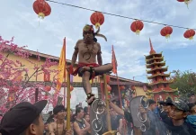 Lintas Etnis Padati Cuci Jalan Cap Go Meh Sanggau