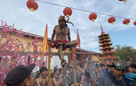 Lintas Etnis Padati Cuci Jalan Cap Go Meh Sanggau
