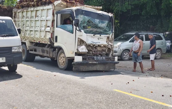 Truk Sawit Ringsek usai Kecelakaan di Sanggau