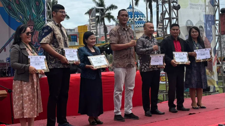 Penyuluh Agama Kristen Terima Penghargaan dari Pemko Gunungsitoli