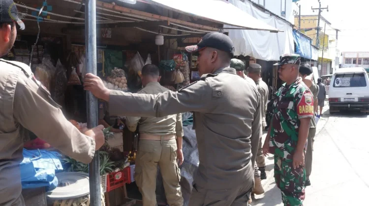 Pemko Gunungsitoli Tertibkan PKL di Jalan Mawar Pasar Soliga