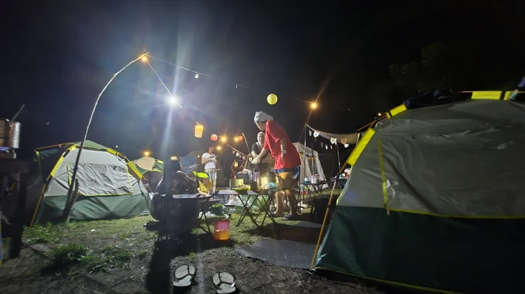 Suasana Malam di Wisata Perkemahan Dejavu Place, Afulu, Nias Utara