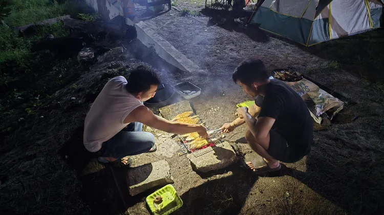 Suasana Malam di Wisata Perkemahan Dejavu Place, Afulu, Nias Utara