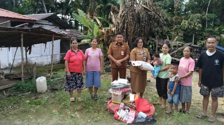 Dinsos Nias Utara Salurkan Bansos untuk Korban Kebakaran di Desa Berua