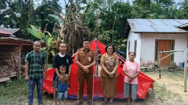 Dinsos Nias Utara Salurkan Bansos untuk Korban Kebakaran di Desa Berua