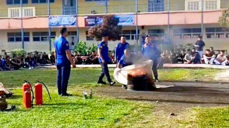 Edukasi dan Simulasi Pemadaman Api Ringan, di SMA Negeri 1 Gunungsitoli