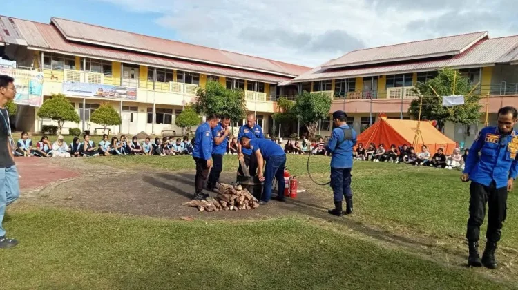 Edukasi dan Simulasi Pemadaman Api Ringan, di SMA Negeri 1 Gunungsitoli
