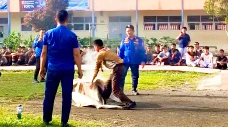 Edukasi dan Simulasi Pemadaman Api Ringan, di SMA Negeri 1 Gunungsitoli