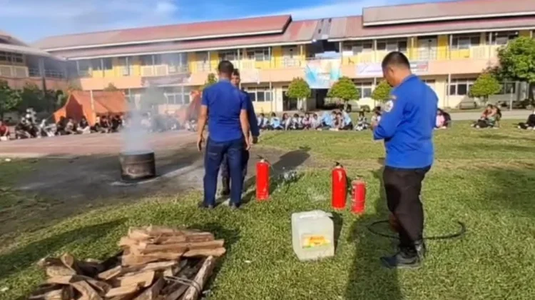 Edukasi dan Simulasi Pemadaman Api Ringan, di SMA Negeri 1 Gunungsitoli