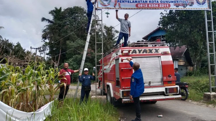 Pemasangan Spanduk Call Center Pemadam Kebakaran Kota Gunungsitoli