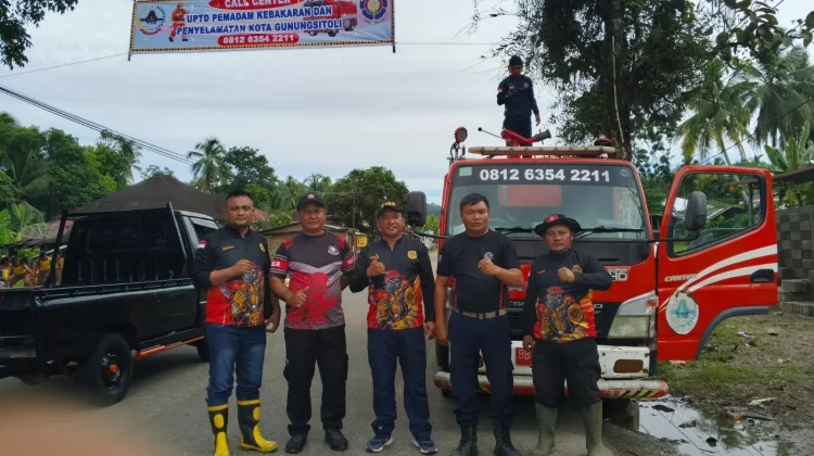 Pemasangan Spanduk Call Center Pemadam Kebakaran Kota Gunungsitoli
