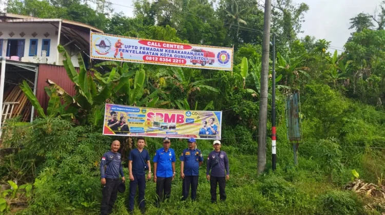 Pemasangan Spanduk Call Center Pemadam Kebakaran Kota Gunungsitoli
