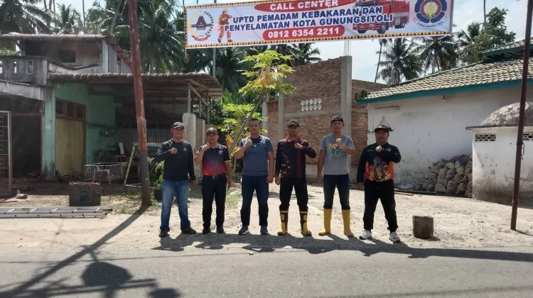Pemasangan Spanduk Call Center Pemadam Kebakaran Kota Gunungsitoli