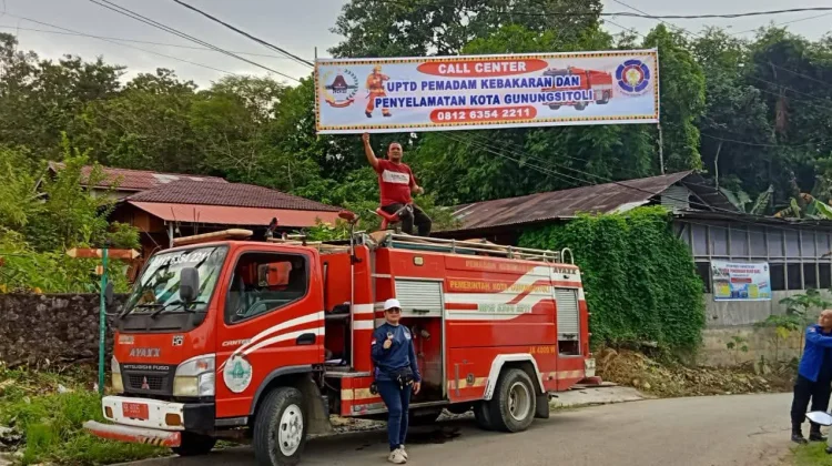 Pemasangan Spanduk Call Center Pemadam Kebakaran Kota Gunungsitoli