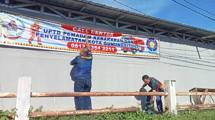 Pemasangan Spanduk Call Center Pemadam Kebakaran Kota Gunungsitoli