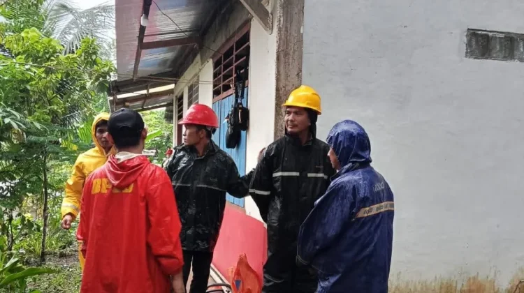 TRC BPBD Kota Gunungsitoli Evakuasi Pohon Tumbang di Desa Onozitoli Siforoasi