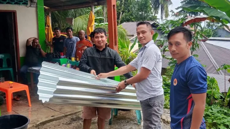 TRC BPBD Kota Gunungsitoli Evakuasi Pohon Tumbang di Desa Onozitoli Siforoasi