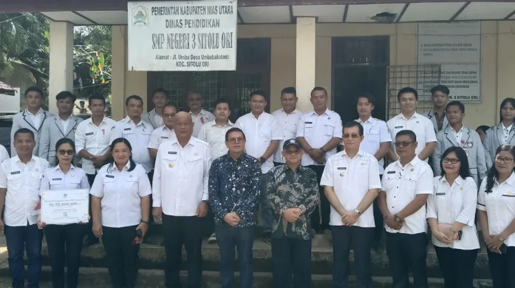 Mendikdasmen RI  Berkunjung di SMP 3 Sitolu Ori