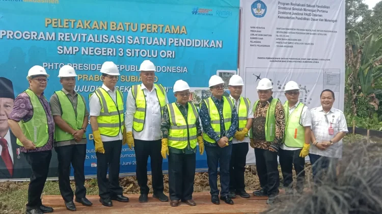 Mendikdasmen RI  Berkunjung di SMP 3 Sitolu Ori