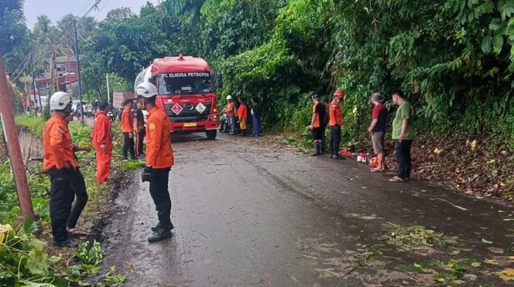 TRC BPBD Kota Gunungsitoli Evakuasi Pohon Tumbang di Kawasan Laowomaru
