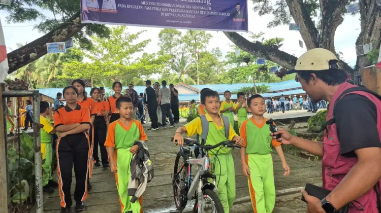 Senangnya Amran Mendapat Sepeda dari Pak Menteri Pendidikan