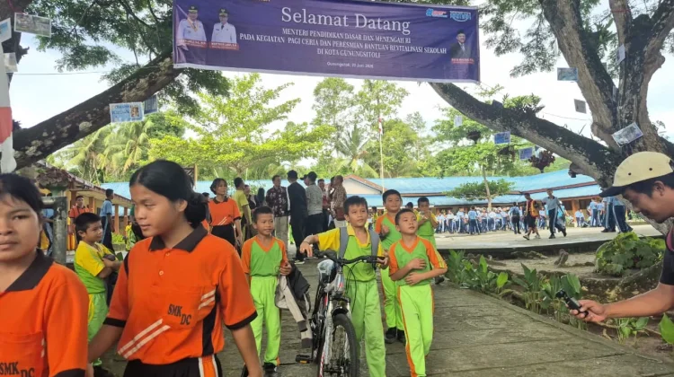 Senangnya Amran Mendapat Sepeda dari Pak Menteri Pendidikan