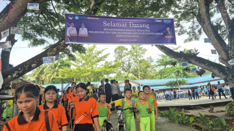 Senangnya Amran Mendapat Sepeda dari Pak Menteri Pendidikan