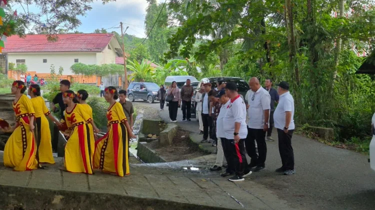 Senangnya Amran Mendapat Sepeda dari Pak Menteri Pendidikan