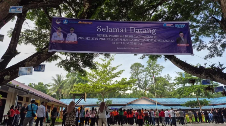 Senangnya Amran Mendapat Sepeda dari Pak Menteri Pendidikan